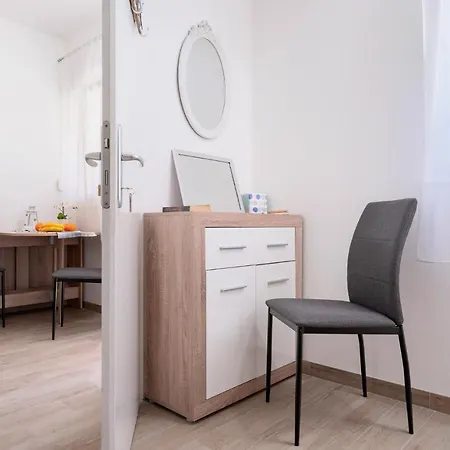 In - Zf Hvar חוואר