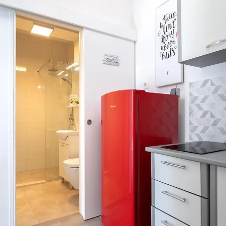 In - Zf Hvar * חוואר